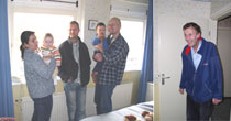 ineens staat opa z&@39;n slaapkamer vol met familie